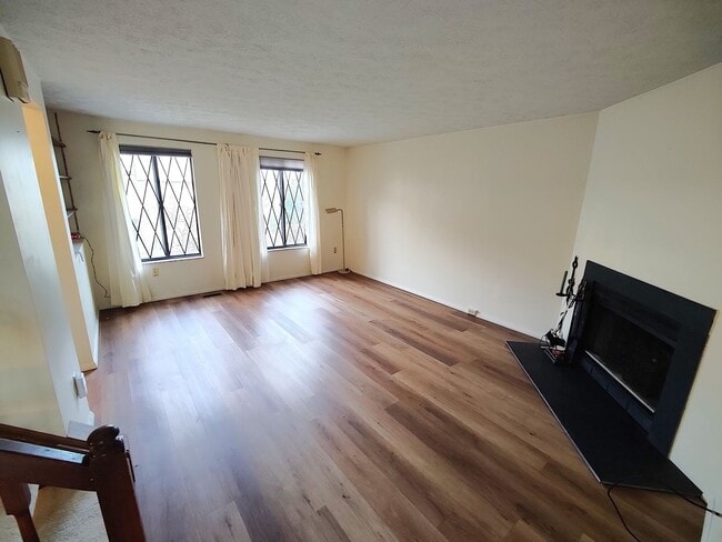 Building Photo - *Spacious & Conveniently Located 3BD/2.5BA Townhouse Available in Bethel Park*