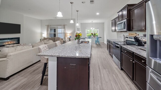 Building Photo - Stylish 3 Bedroom Townhome in The Commons – Richmond Hill Living at Its Finest
