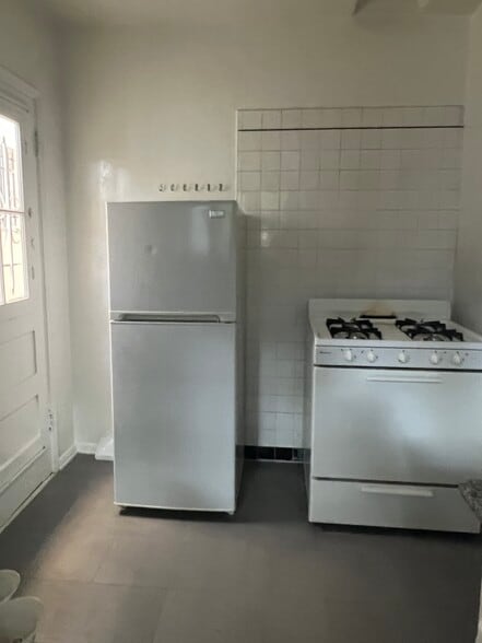 Building Photo - 330 N Palm Dr