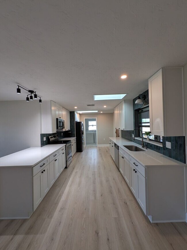 Building Photo - Gorgeous 3/2/2 Home, Great Location