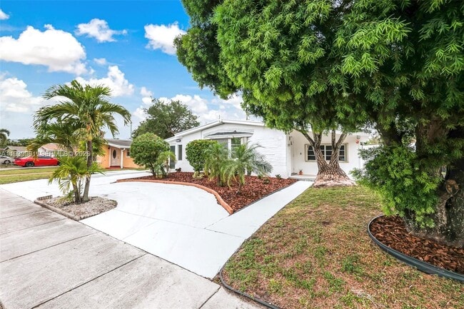 Building Photo - 2911 NW 5th Ct