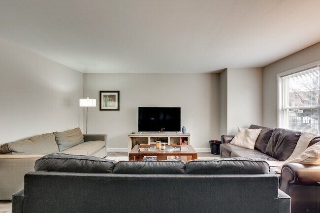 Building Photo - 226 S Hoyne Ave