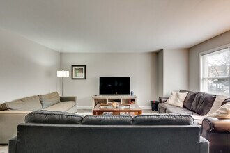 Building Photo - 226 S Hoyne Ave