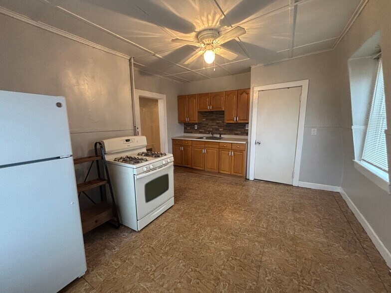 Building Photo - 127 Court St