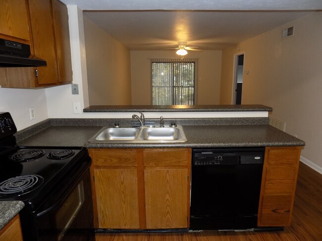 Building Photo - **Available in April** 2 Br/2 ba Condo clo...