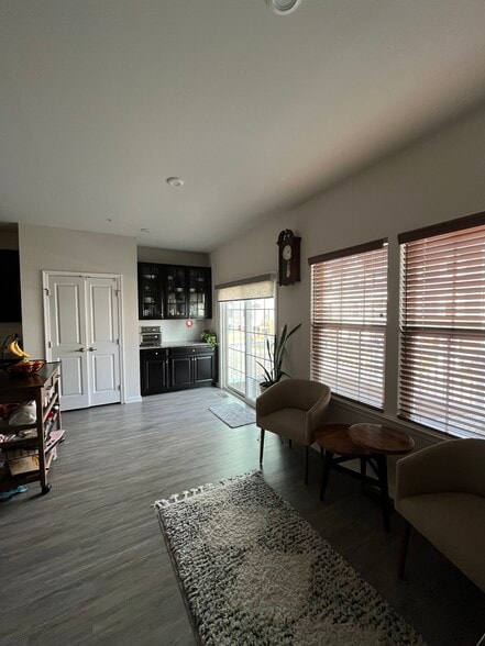 Building Photo - 221 Bamboo Dr