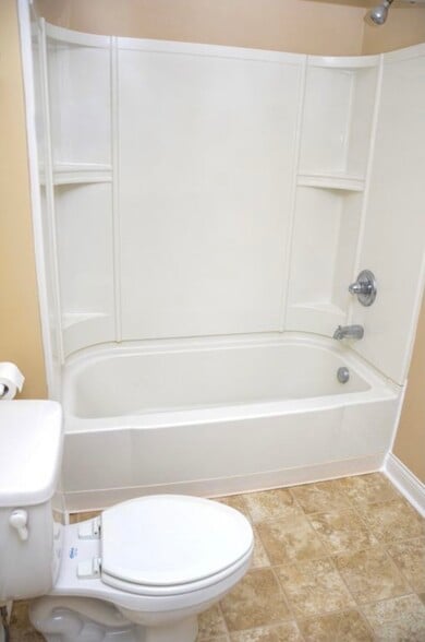 Tub/shower - 916 Zeeland Ct NE