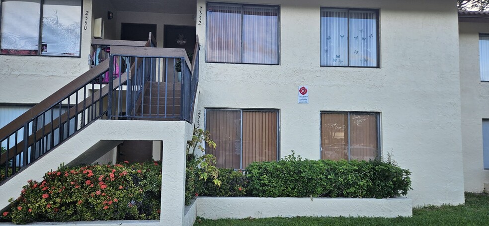 Building Photo - 2542 Riverside Dr