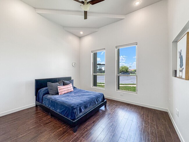Building Photo - Modern 3-Bed / 3-Bath Home with Pool!