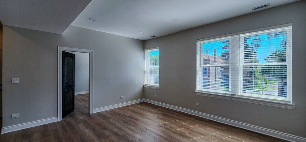 Building Photo - 2552 S Central Park Ave