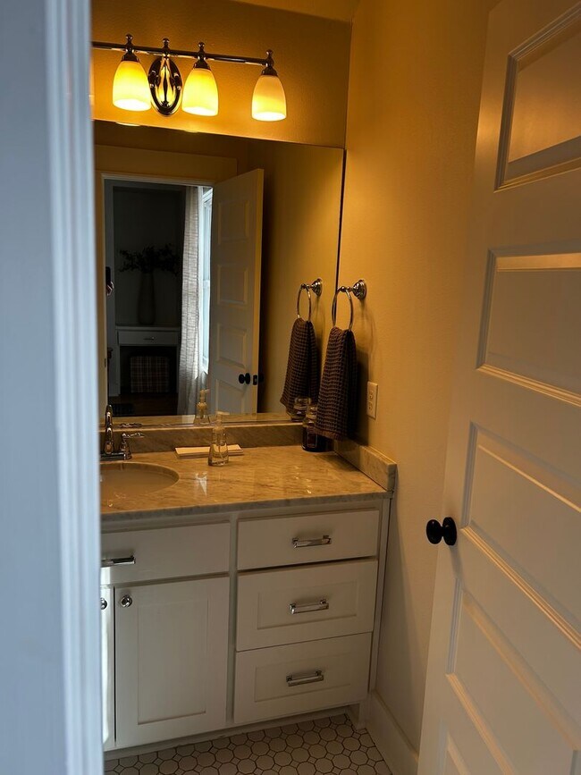 Building Photo - UNFURNISHED Beautiful Large Home Available Now on North Walnut in Fayetteville !!