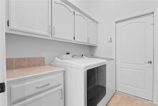 Building Photo - 31 Midlands Cir