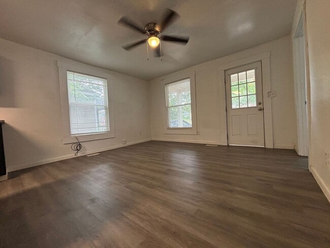 Building Photo - 3 bedroom 2 full bathroom home