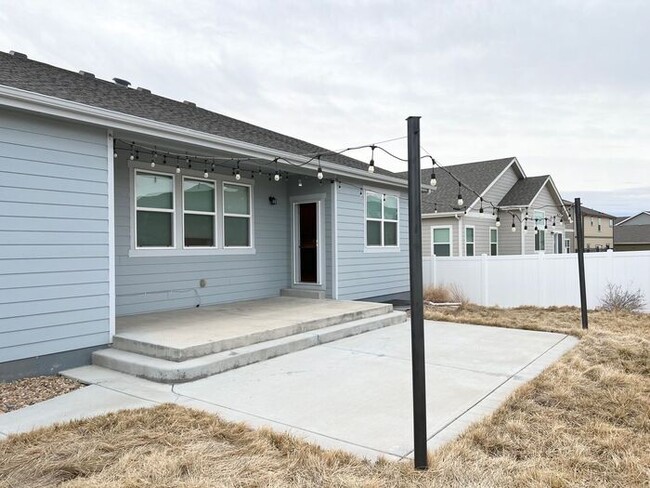 Building Photo - 5 Bedroom/4 Bathroom Ranch Style Home Loca...