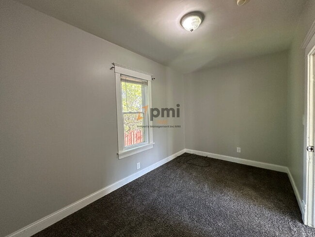 Building Photo - 2122 Elston St
