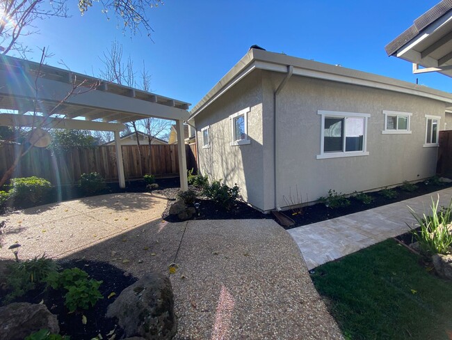 Building Photo - Livermore South Very Private 4 bedroom/3 b...
