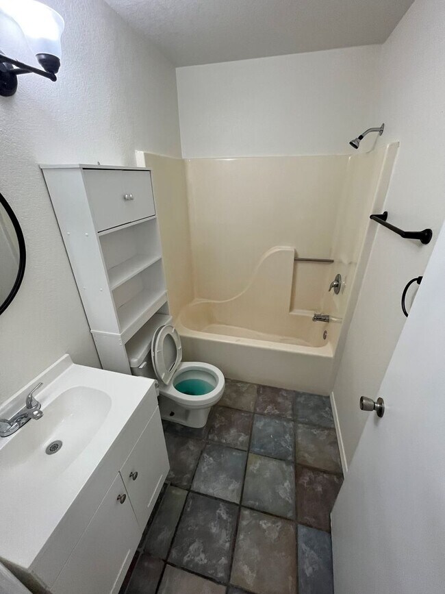 Building Photo - 3BR 2Ba Remodeled with Yard and Garage
