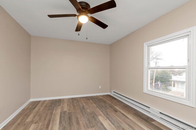 Building Photo - 295 Plain Ct