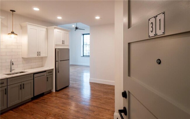 Building Photo - 15 Cranston Ave