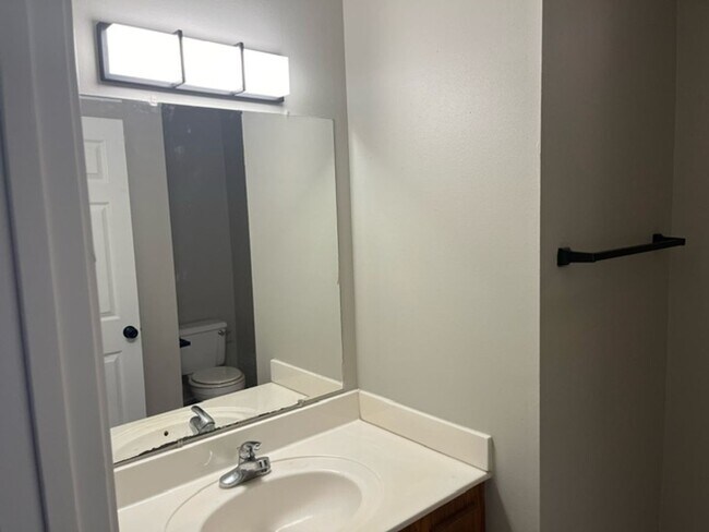 Building Photo - 50 Lynnwood Cove