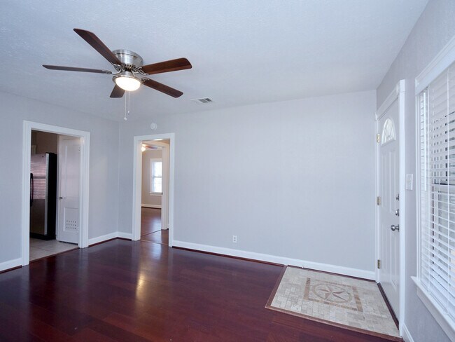 Building Photo - Charming 2 bed/1 bath home in the East side