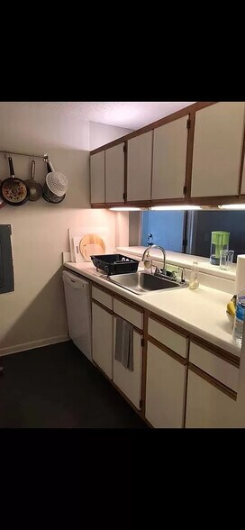 Building Photo - Room in Condo on University Ct
