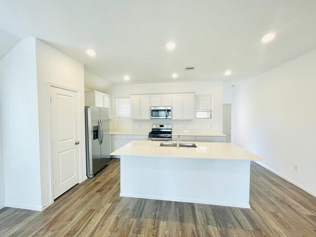 Building Photo - 2940 Tantara Dr