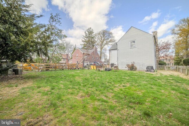 Building Photo - 128 Henley Rd