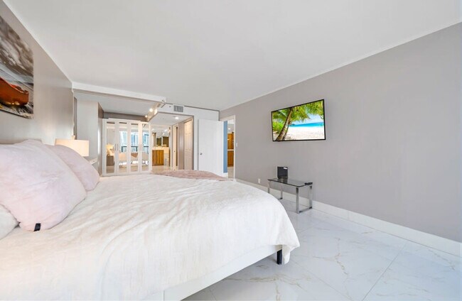 Building Photo - 1717 N Bayshore Dr