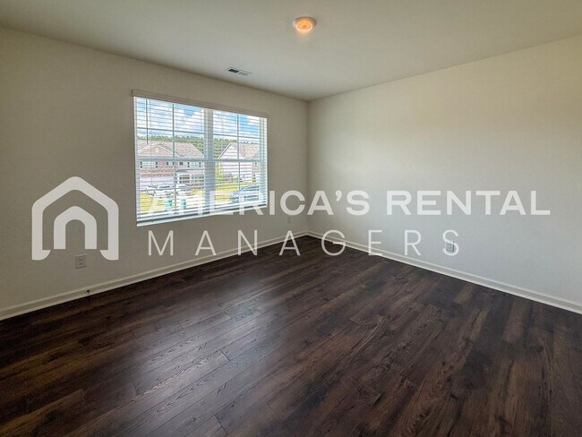 Building Photo - Move-in Special! Beautiful 5 Bed, 2 Bath h...