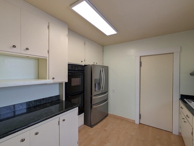 Building Photo - 533 Oak Ave
