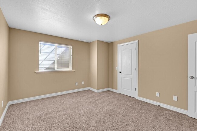 Building Photo - 2093 E View Dr