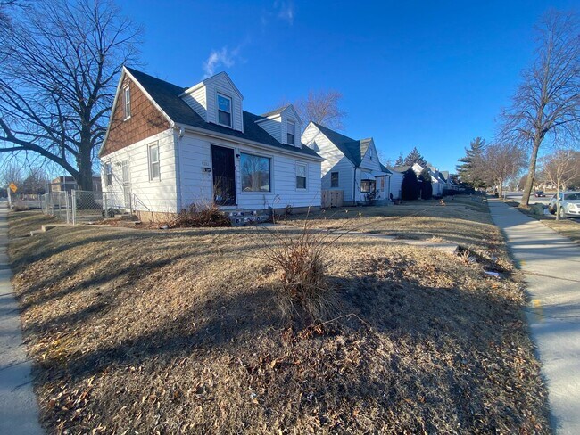 Building Photo - 3BR SINGLE FAMILY, FULL BASEMENT, BIG FENCED YARD, PARKING, HANDY LOCATION