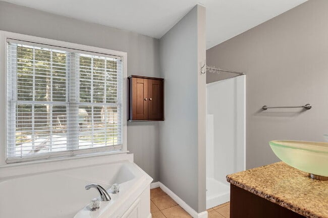 Building Photo - Beautiful 2-Story Home with Florida Room, ...