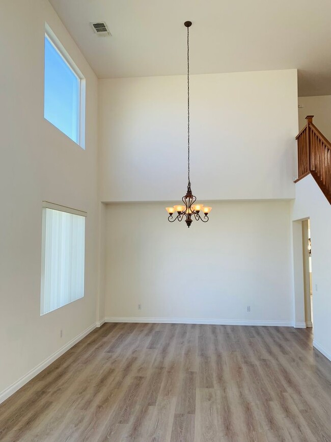 Building Photo - Large 4 bedroom home for lease in the hear...