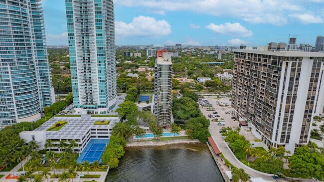 Building Photo - 2025 Brickell Ave