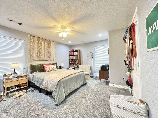 Building Photo - New 2 bedroom duplex, 2 car garage, quiet neighborhood, all appliances