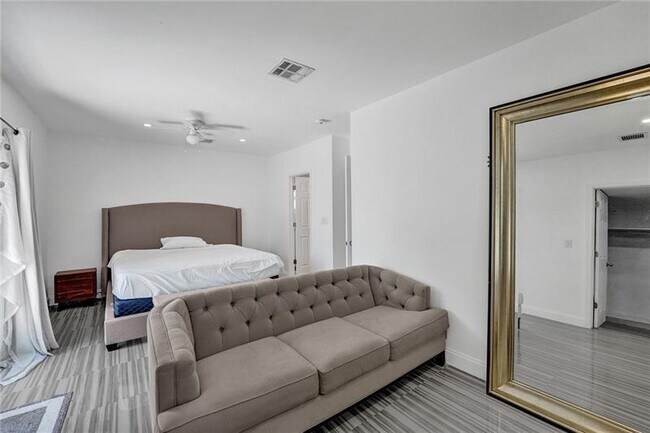 Building Photo - 1732 NE 173rd St