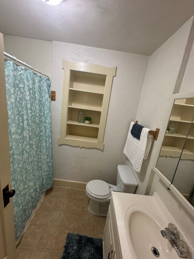 Building Photo - Available now 2 bed/1 bath
