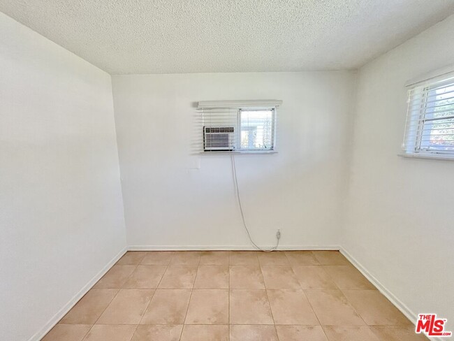 Building Photo - 11238 Oxnard St