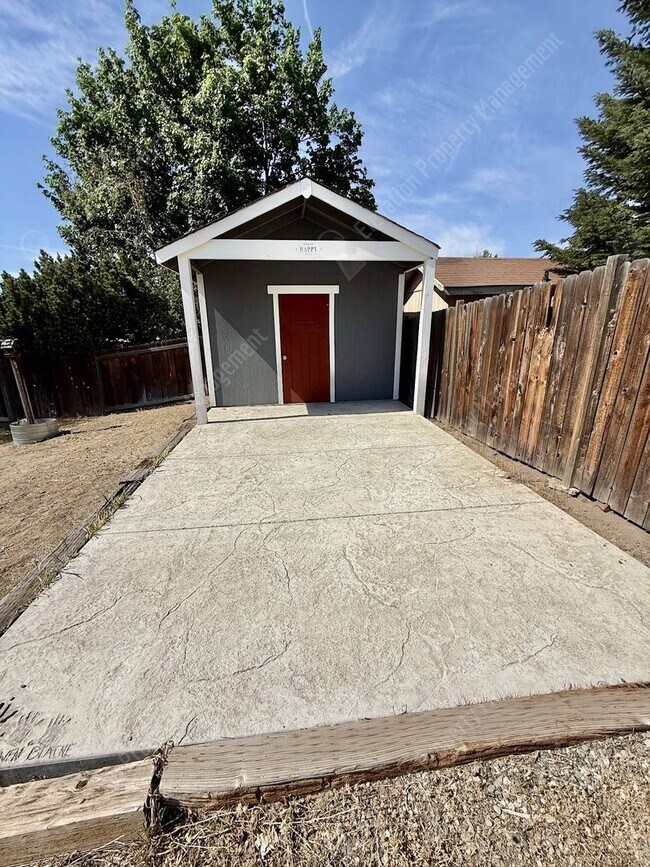 Building Photo - Single-Level 3 BR in NE Bend with large fully-fenced yard