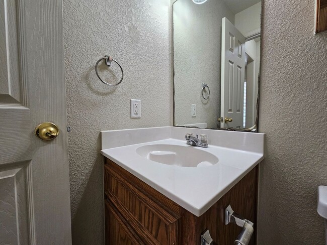 Building Photo - AVAILABLE NOW!