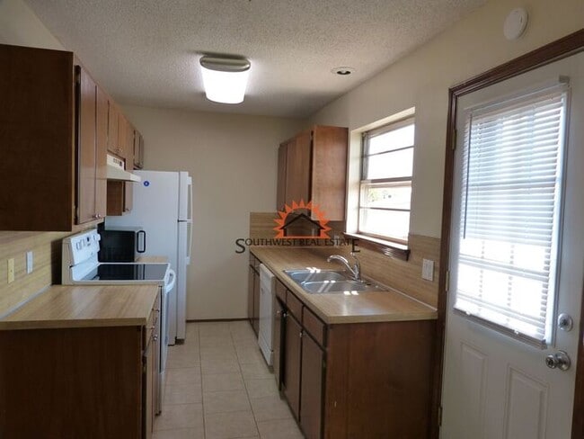 Building Photo - Spacious 2 bedrooms 1 bathroom Apartment.