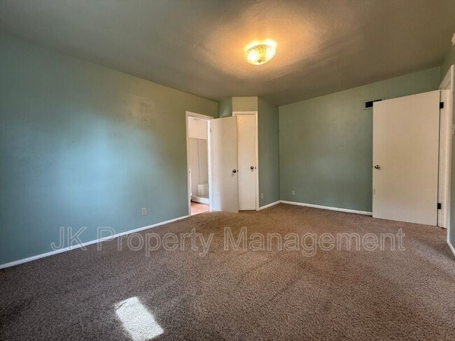 Building Photo - 806 Forest Ave