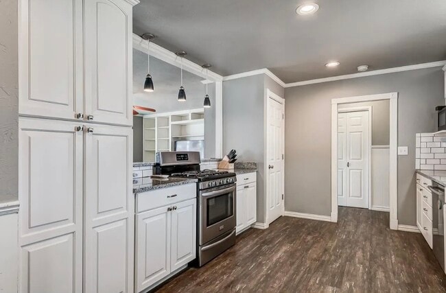 Building Photo - 1001 N Skyline St