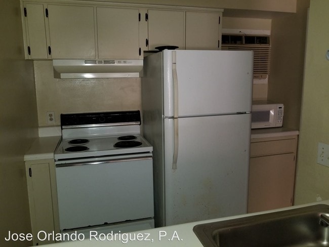 Building Photo - 1619 W Oak Ridge Rd