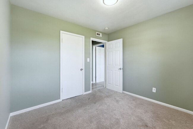 Building Photo - Updated 3BR Home with Fenced Yard & Garage