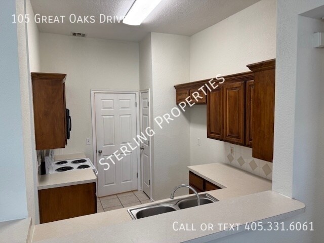 Building Photo - 105 Great Oaks Dr