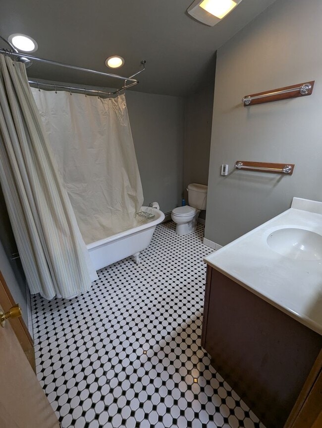 Building Photo - 2 bed/2.5 bath single family home w/ bonus...