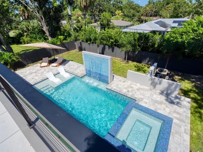 Building Photo - 2467 Hyde Park St